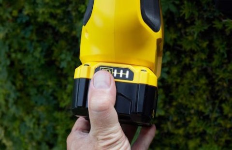 AKUM. NOŻYCE DO ŻYWOPŁOTU NA WYSIĘGNIKU 45CM V20 18V 0*AH